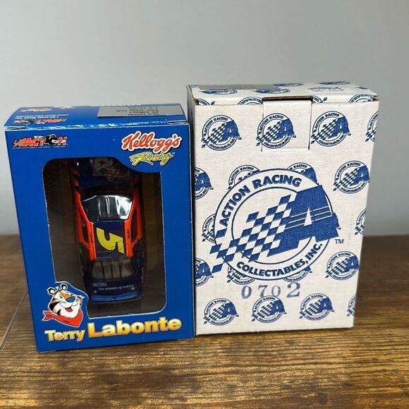 1:64 2002 ACTION #5 KELLOGG'S FROSTED FLAKES IN CEREAL BOX Terry Labonte - Picture 1 of 6